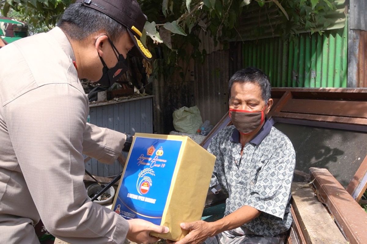 Polres Gresik bagikan 52 ton beras untuk masyarakat terdampak PPKM Darurat