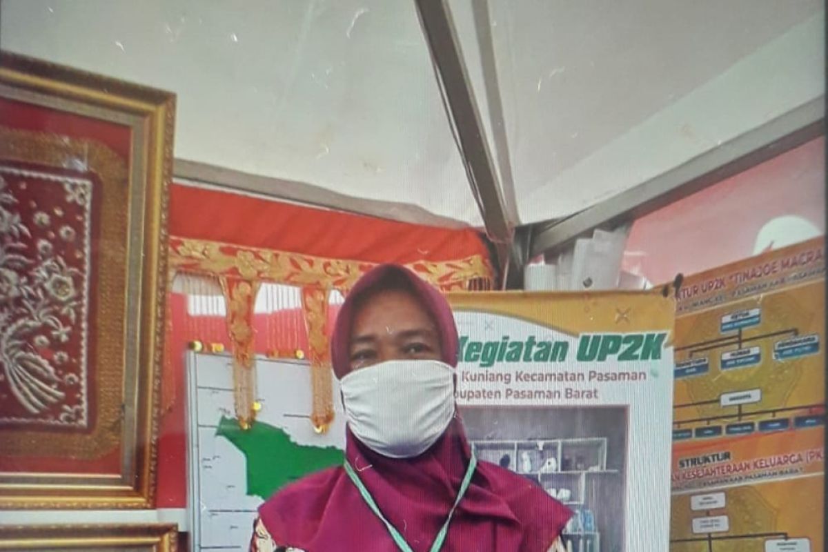 Mina Kurniasih tambah penghasilan keluarga dengan merajut
