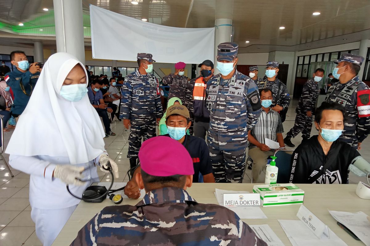 TNI AL gelar vaksinasi bagi warga kawasan pelabuhan kota Sorong