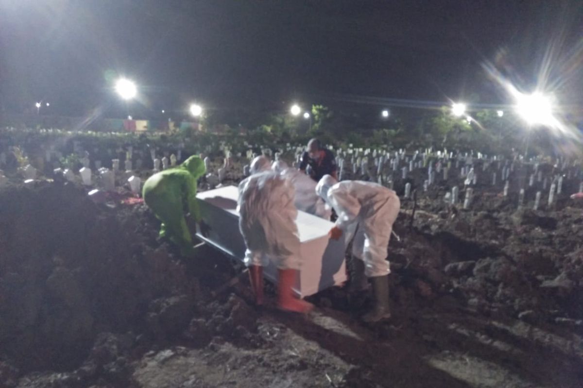Sepenggal cerita petugas pemakaman jenazah pasien COVID-19 di Surabaya