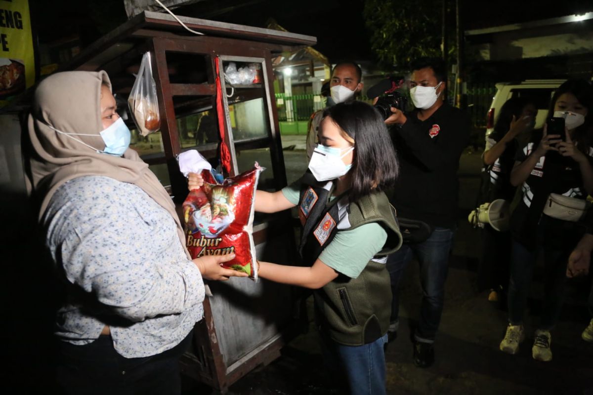 Pemkot-Polrestabes Surabaya giatkan patroli simpatik humanis berbagi sembako