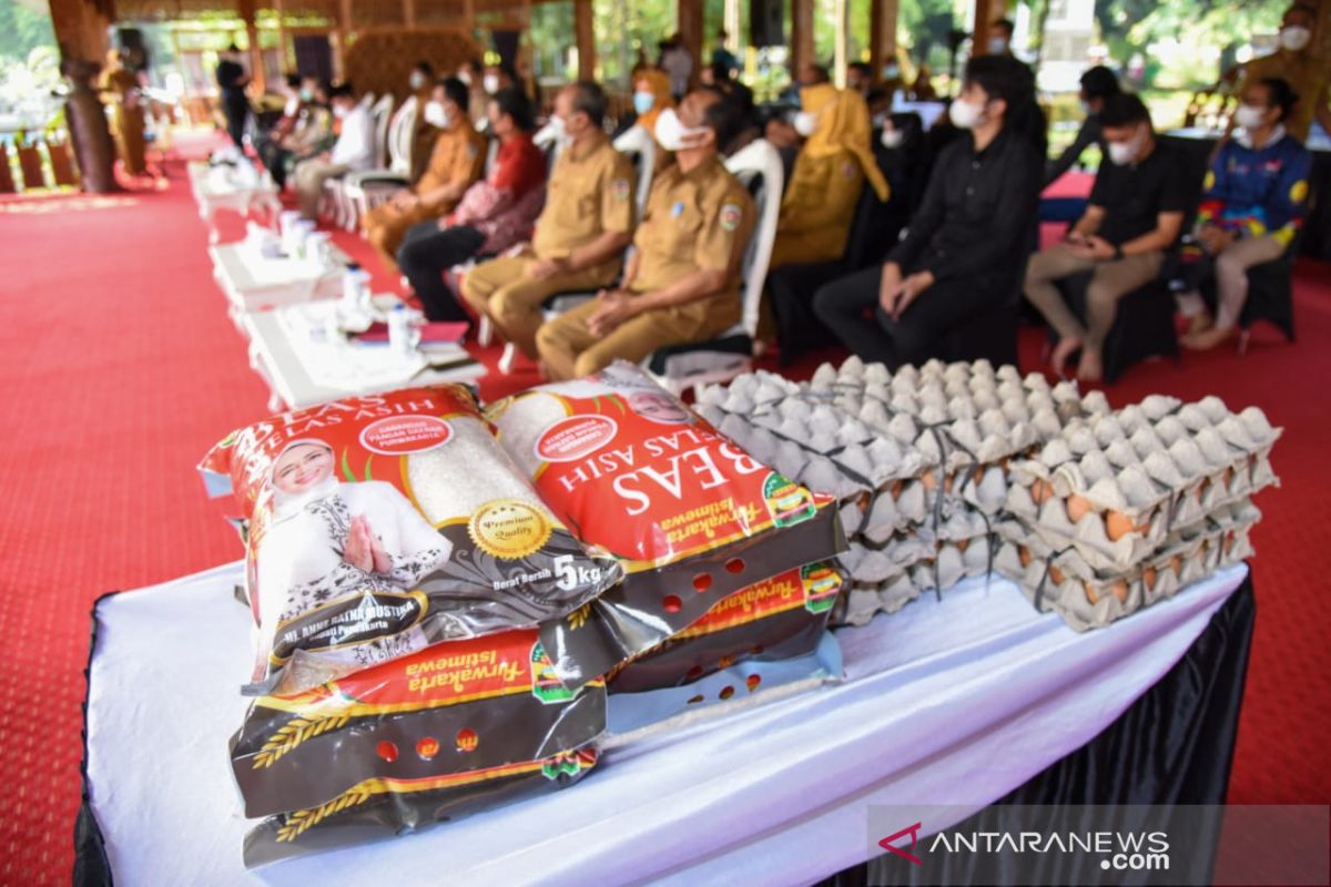 Purwakarta salurkan ratusan paket bantuan beras untuk kelompok disabilitas