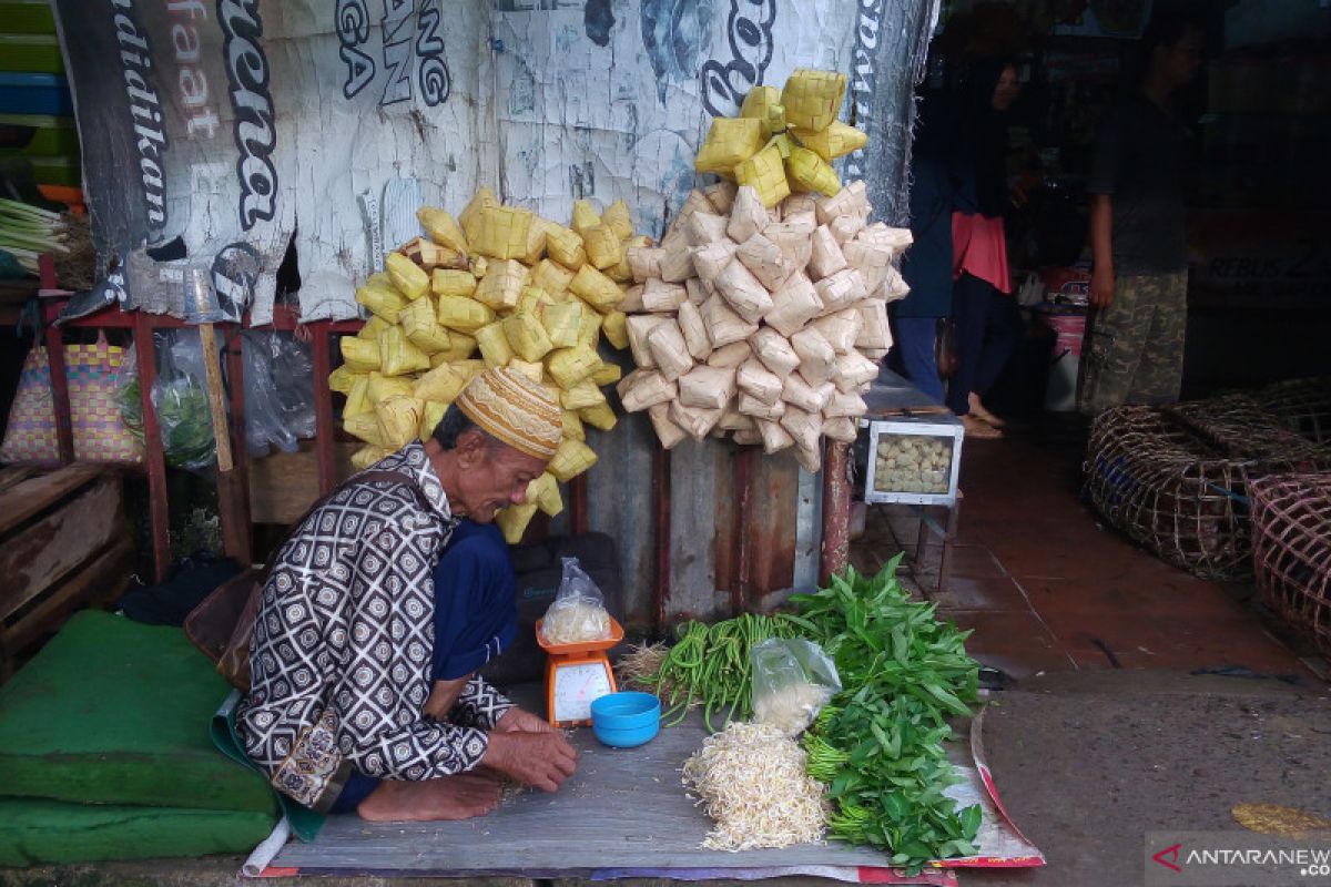 Permintaan kulit ketupat di Palembang masih tinggi