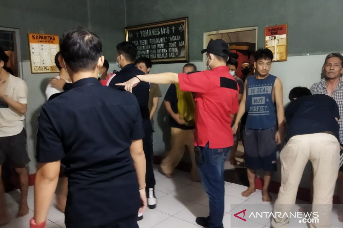 Petugas Lapas Kota Bekasi gelar razia rutin kamar tahanan