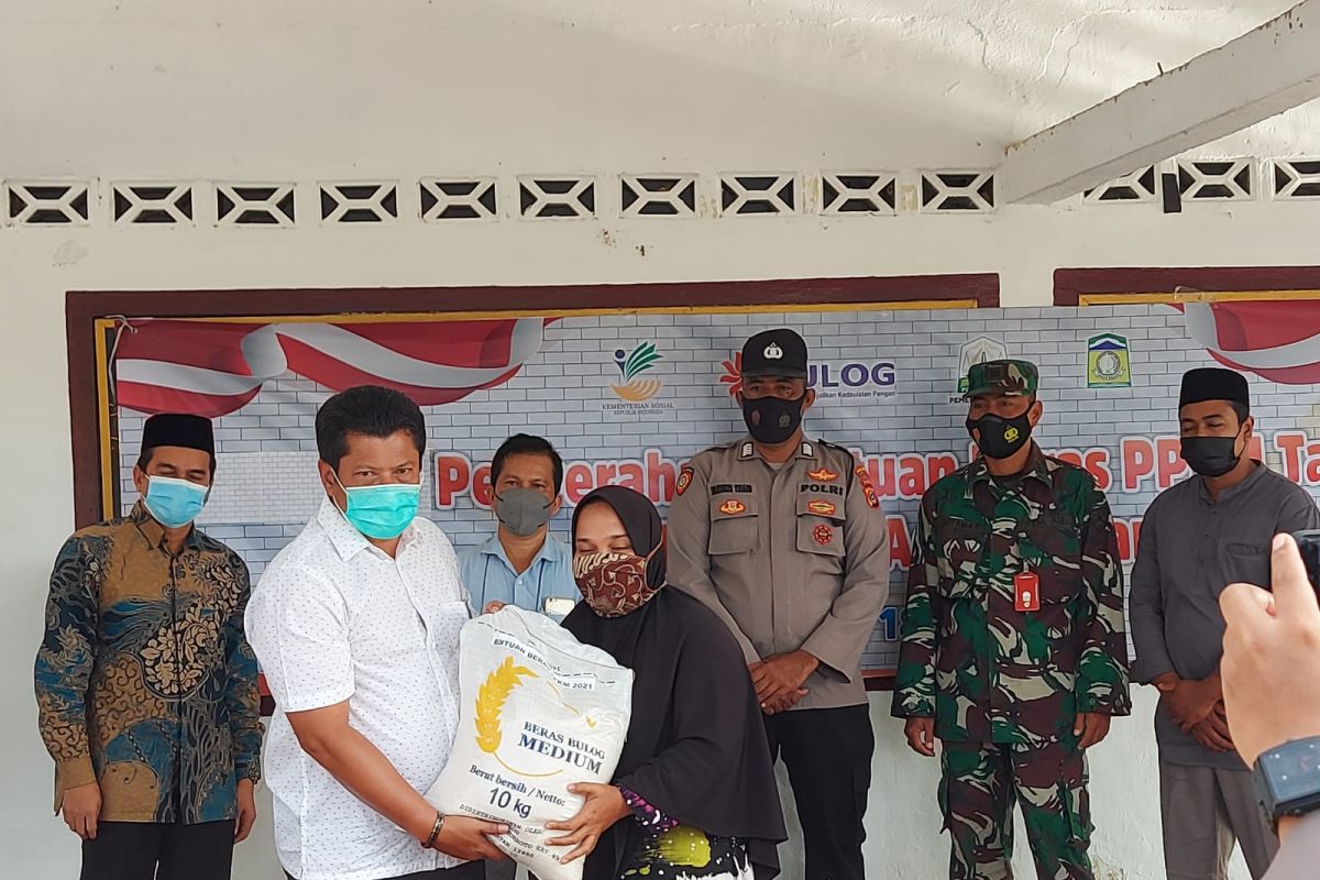 Dinsos Aceh Besar salurkan bantuan beras PPKM