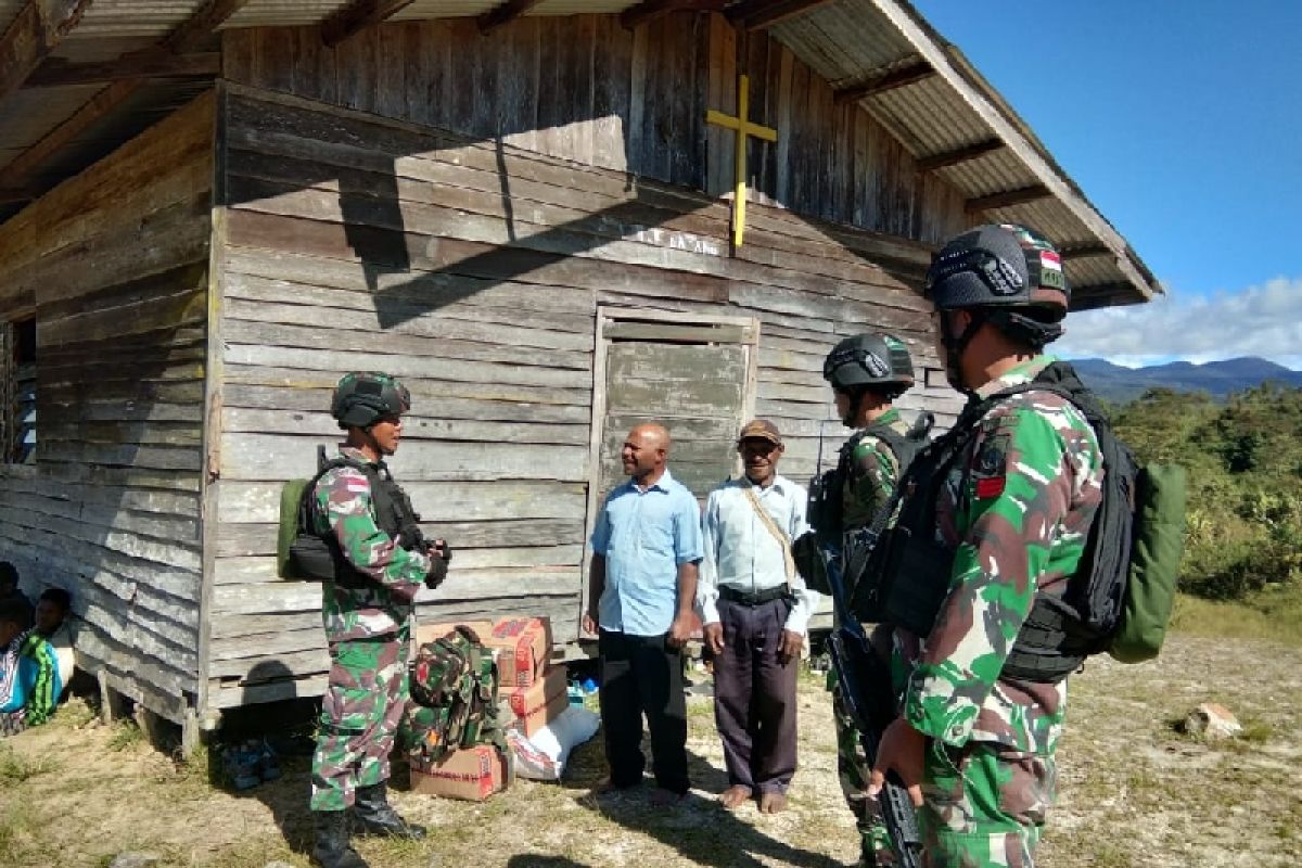 TNI beri bantuan sembako tokoh agama di perbatasan