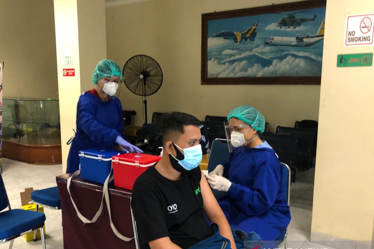 Lanud I Gusti Ngurah Rai sudah vaksinasi  COVID-19 sebanyak 2.600 orang