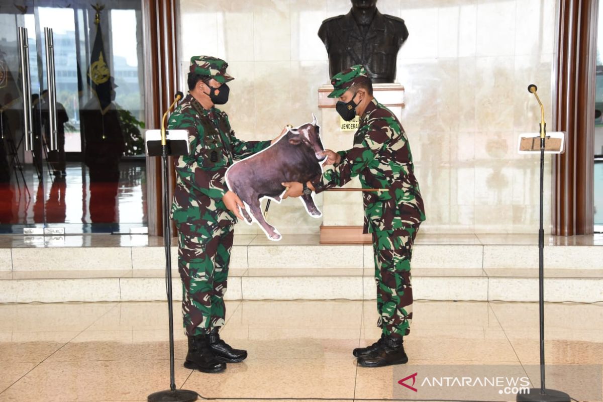 Panglima TNI serahkan hewan kurban secara simbolis
