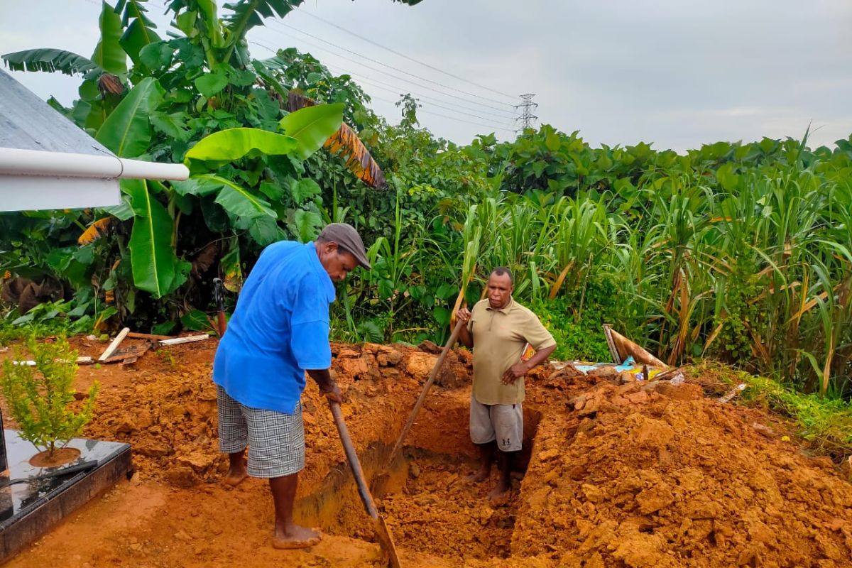 Penggali kubur COVID-19 di kota Sorong kelelahan akibat banyak pasien meninggal dunia