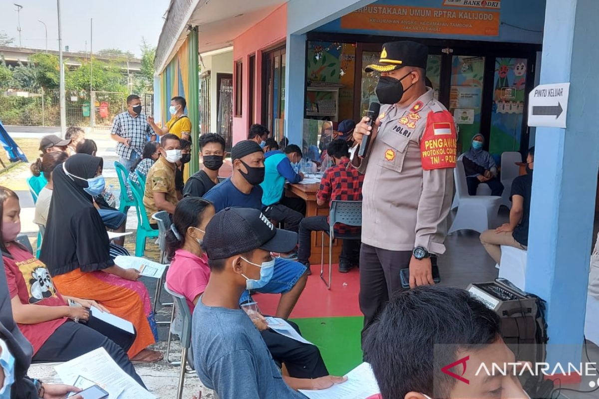 Tekan COVID-19, Polsek Tambora gelar vaksin di kawasan padat penduduk