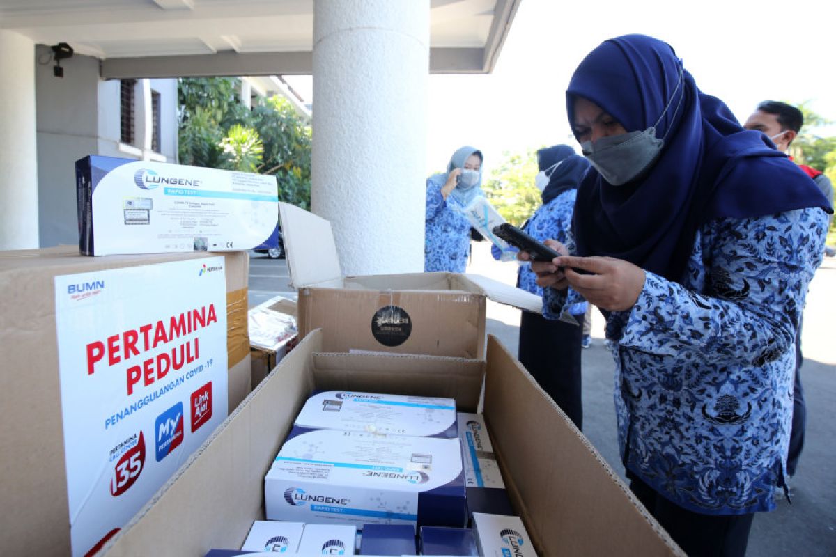 Pertamina dan KAI donasikan bantuan penanganan COVID-19 di Surabaya
