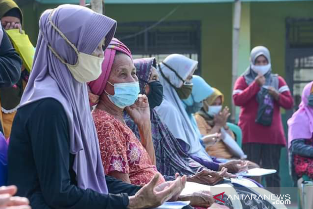 Karawang targetkan penyaluran BST bagi keluarga terdampak COVID-19 selesai enam hari