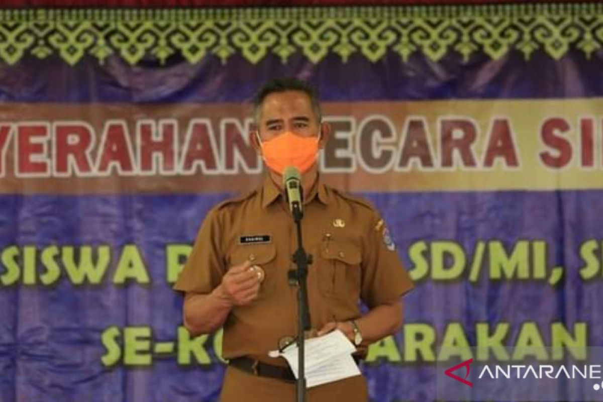 Wali Kota Tarakan Serahkan Beasiswa Prestasi Pada 4.272 Siswa
