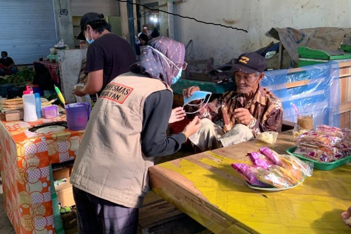 Dinkes Tanah Bumbu Bagikan masker gratis kepada masyarakat Simpang Empat