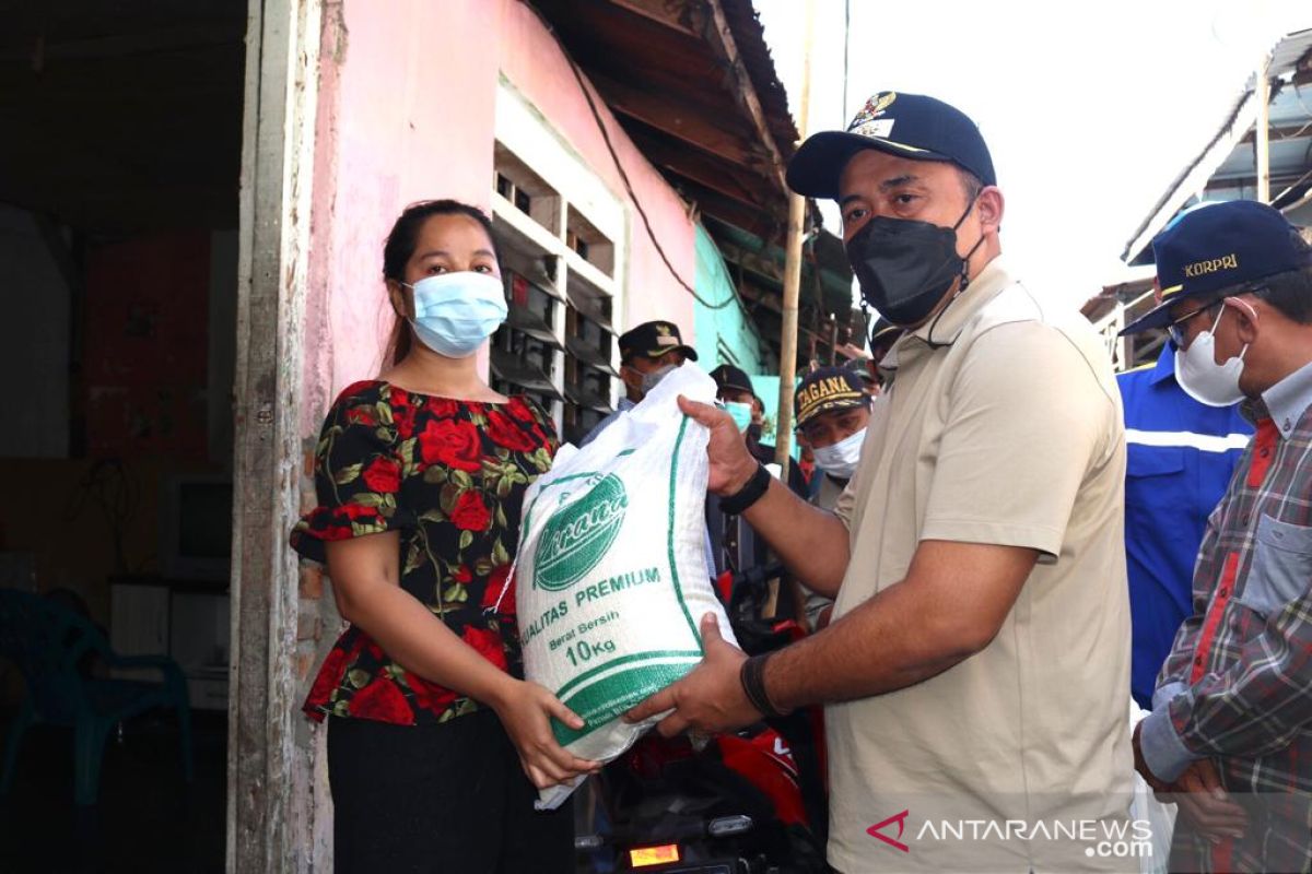Pemkot  Medan serahkan bantuan untuk keluarga terdampak COVID-19