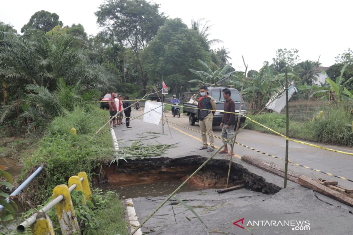 Bupati Karolin tinjau kondisi infrastruktur yang rusak akibat banjir