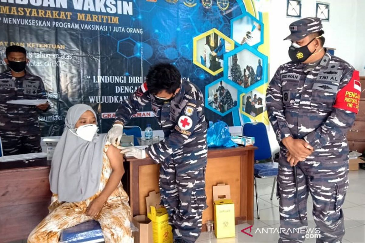Lanal Saumlaki jangkau ratusan  warga pesisir Kabupaten Kepulauan Tanimbar untuk vaksinasi COVID-19, begini penjelasannya