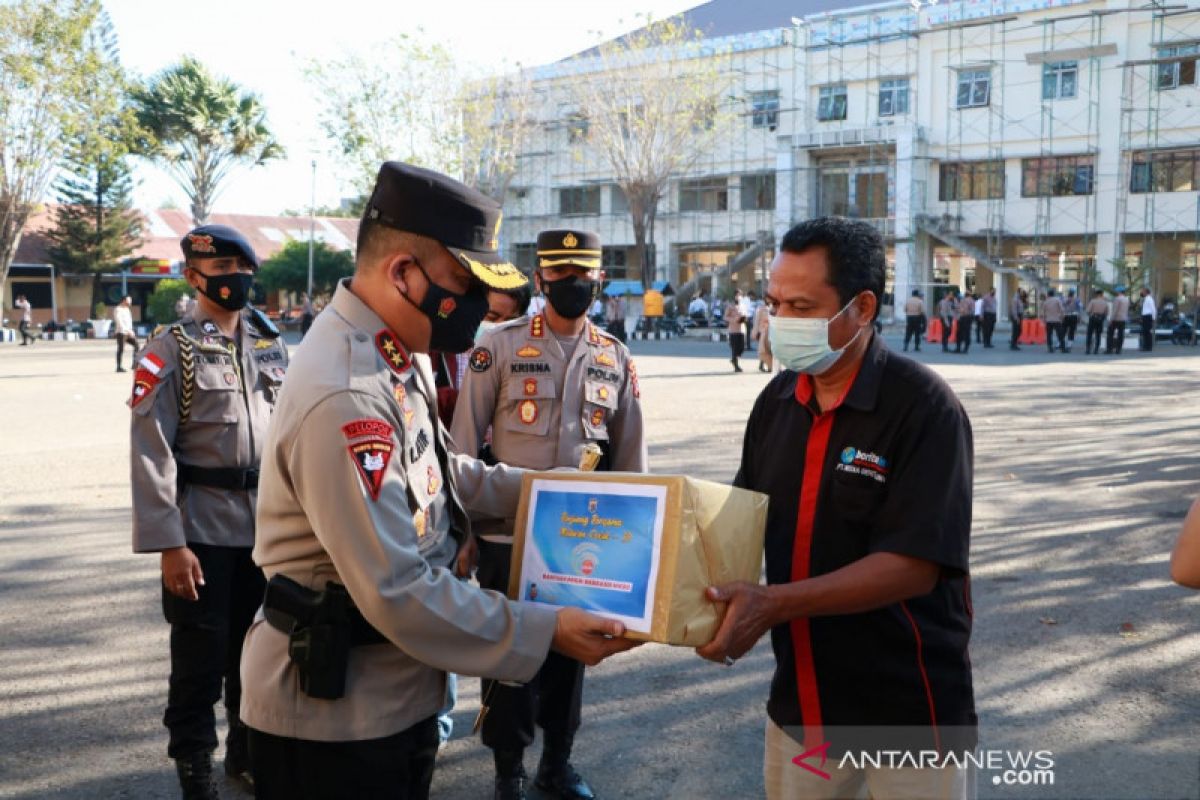 Polda NTT bagikan sembako PPKM Mikro pada awak media