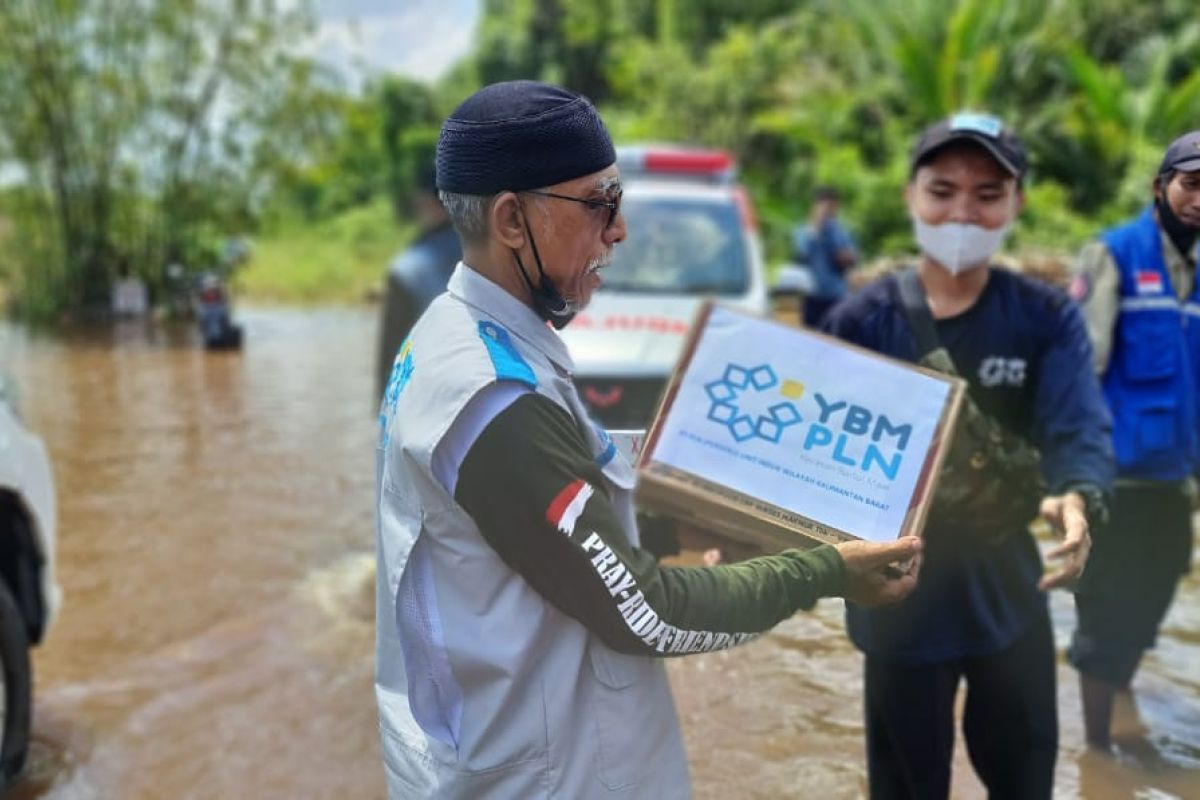 YBM PLN Kalbar salurkan bantuan paket sembako warga terdampak banjir