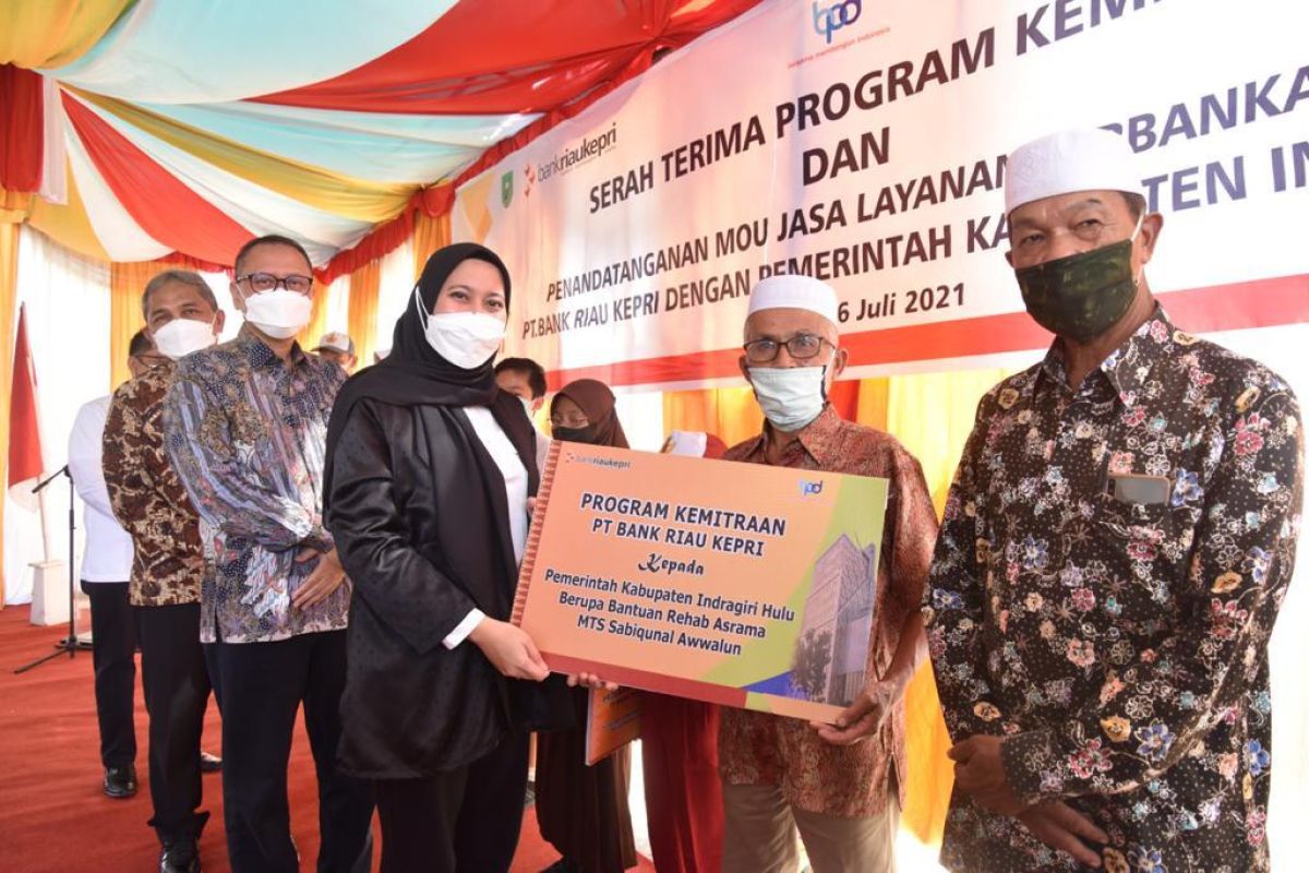 Bank Riau Kepri serahkan CSR ke Pemkab Inhu, dari beasiswa hingga rehab MTS