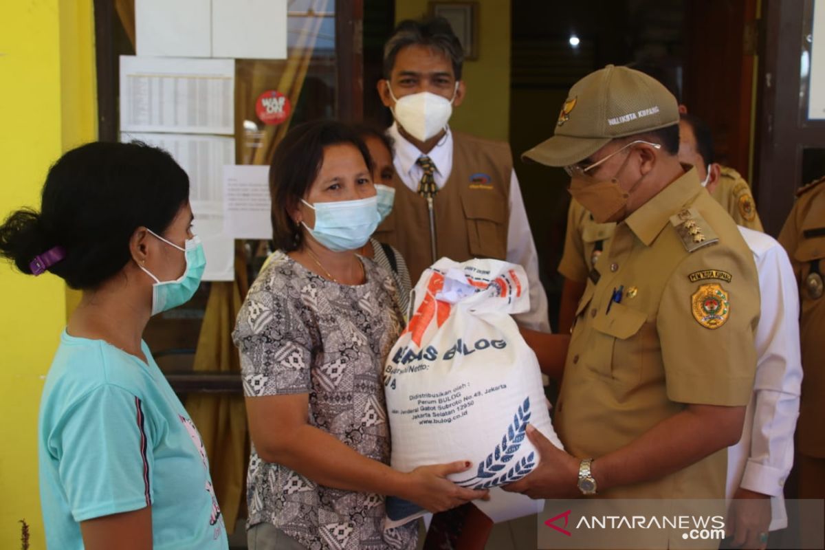 Kota Kupang salurkan bantuan beras untuk 22.518 keluarga terdampak PPKM