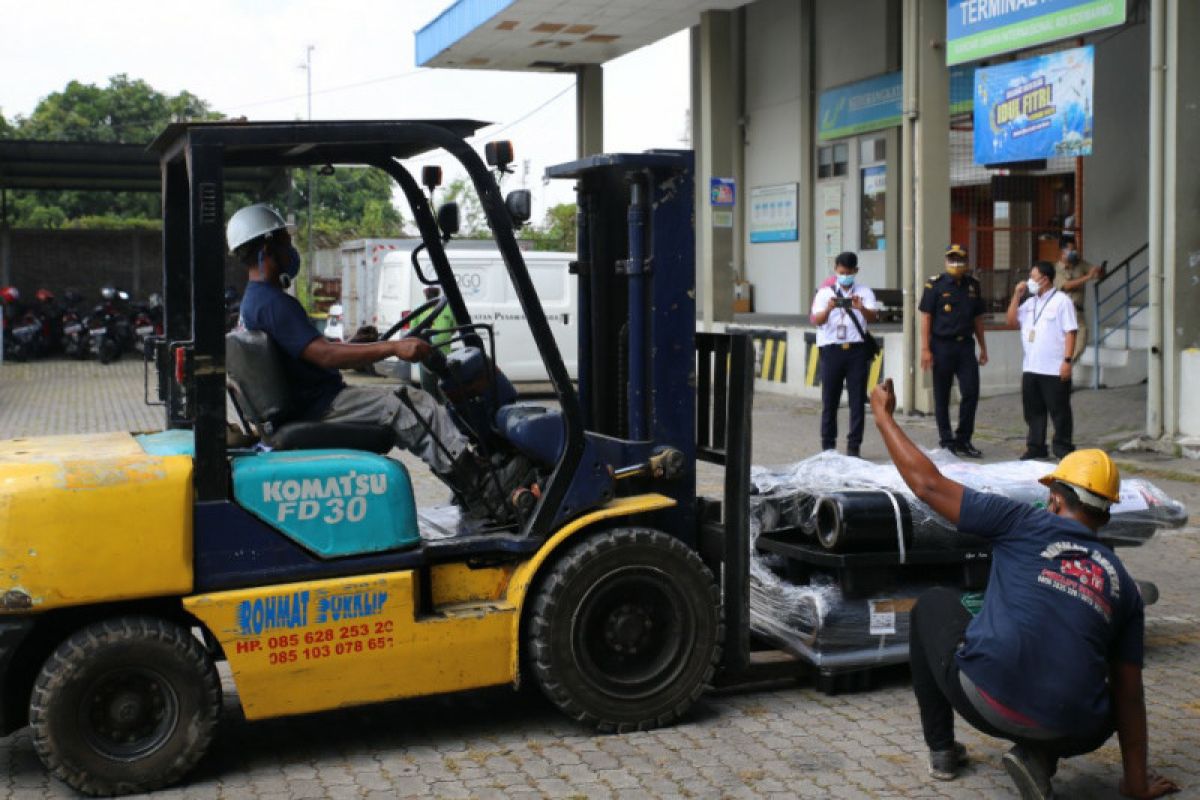 Bea Cukai serahkan bantuan oksigen dari Singapura kepada Pemkot Surakarta