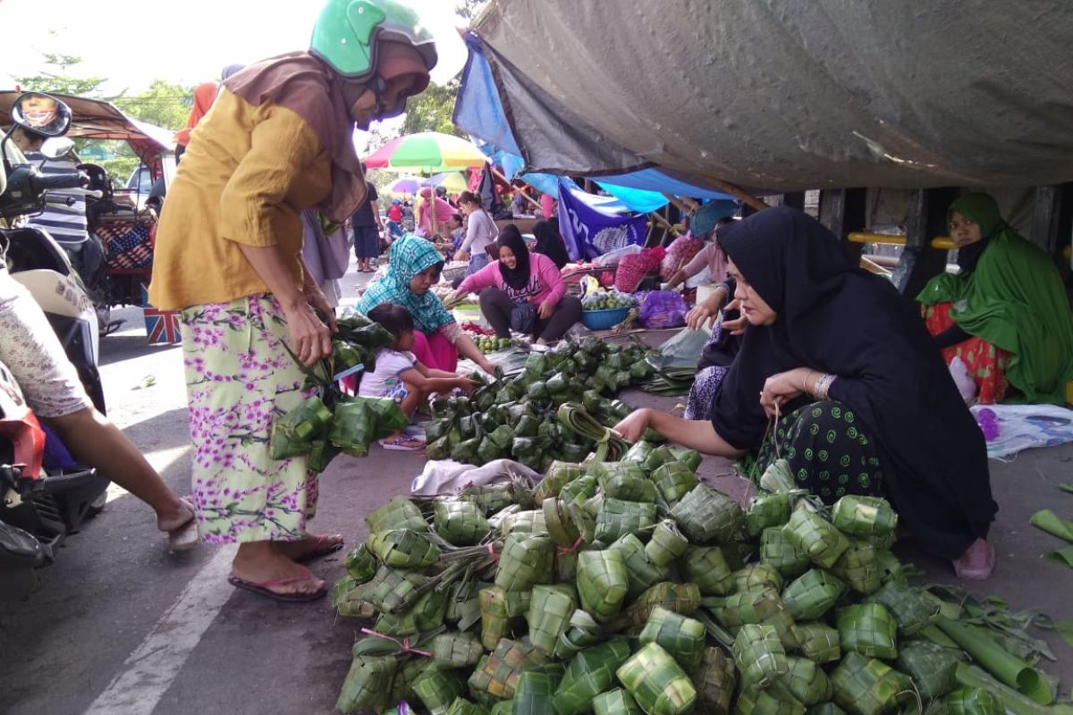 Penjual ketupat memadati bahu jalan depan pasar batas kota Makassar-Maros