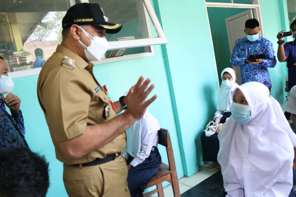 Bupati Tangerang percepat vaksinasi di sekolah