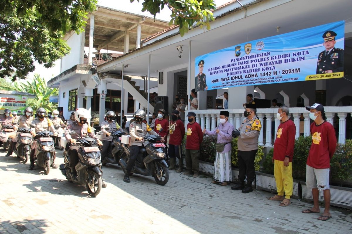 Polres Kediri Kota gandeng DMI bagikan daging kurban