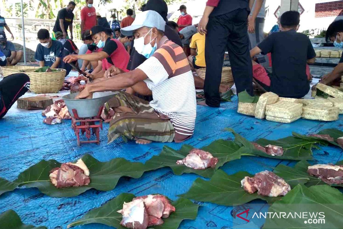 Kurangi sampah plastik, Masjid At-Taqwa Jember bungkus daging kurban dengan daun jati