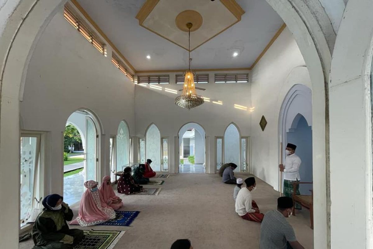 Bupati Lumajang bersama keluarga dan staf Shalat Idul Adha di mushalla pendapa