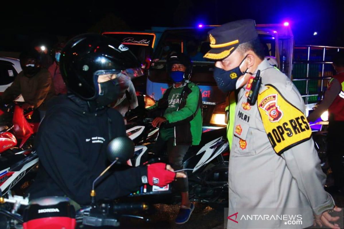 Pengendara dari arah Bekasi masih banyak melintasi Karawang menuju Pantura