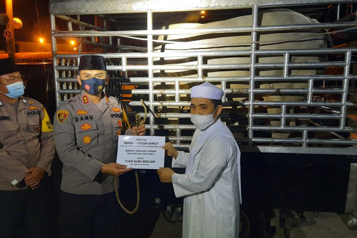 Kapolda Sumut serahkan hewan qurban 920 kilogram ke Babussalam