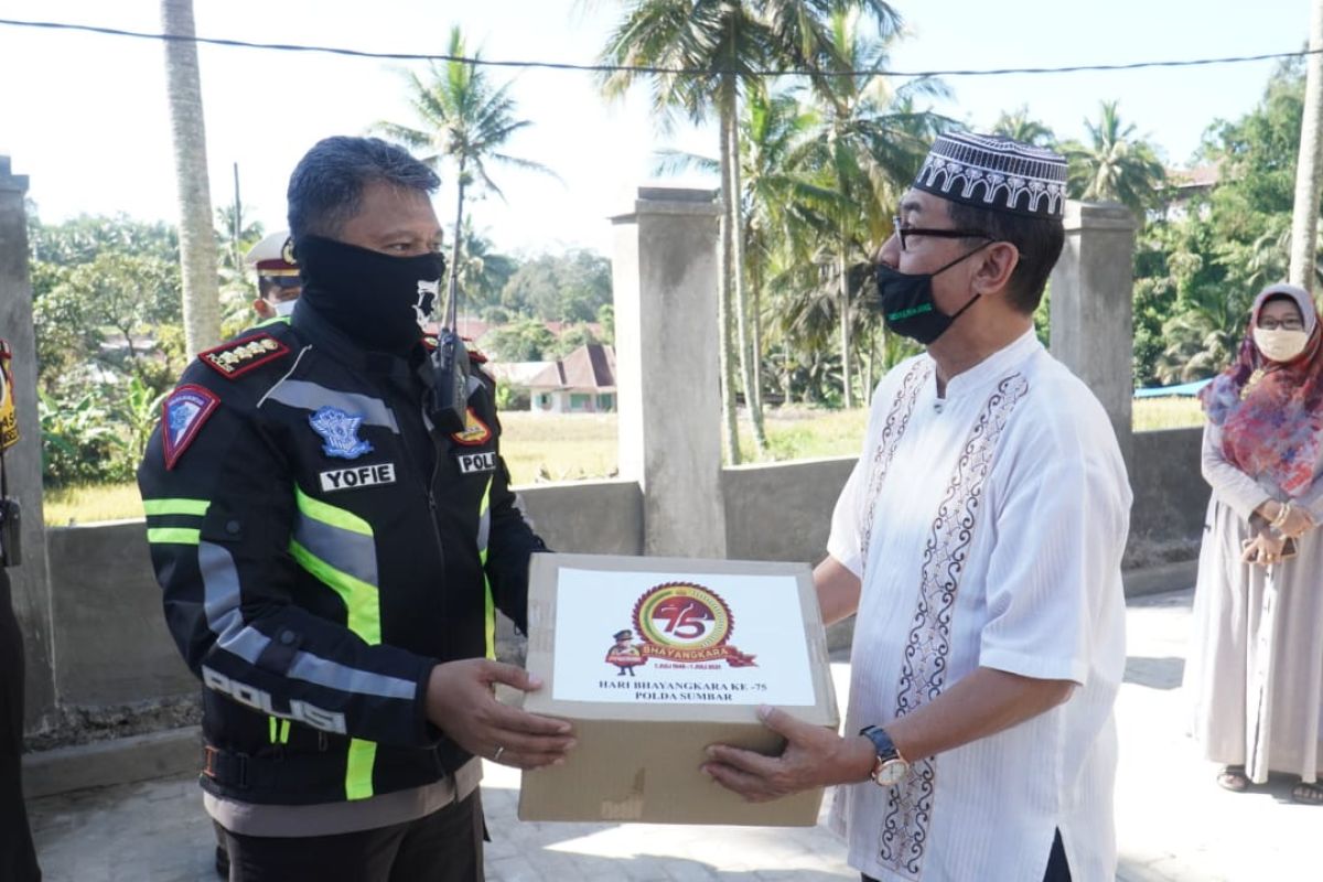 Dirlantas serahkan bantuan pada dua panti asuhan di Tanah Datar