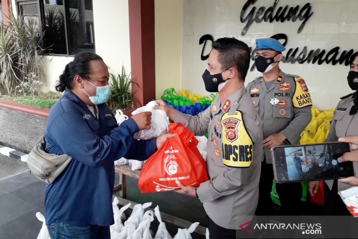 Polres Bogor bagikan daging kurban dan sembako ke warga terdampak PPKM