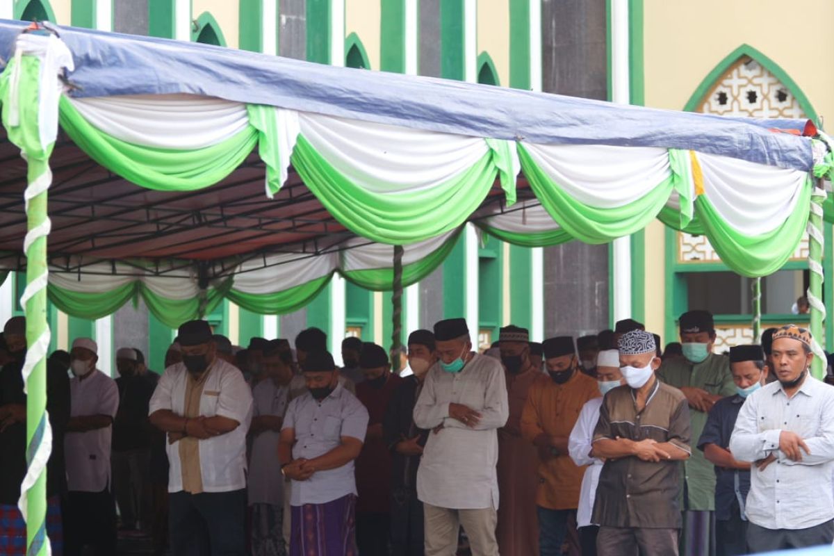 Warga Ternate penuhi masjid shalat Idul Adha 1442 Hijriah. Begini prosesinya