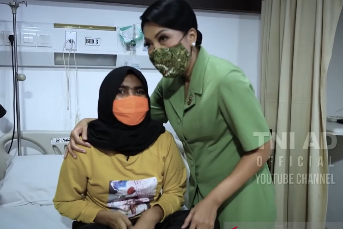 Istri Kasad memotivasi putri prajurit yang terkena tumor di kepala