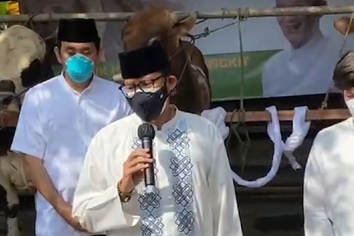 Sandiaga Salahuddin Uno dan berbagi 1.000 hewan kurban