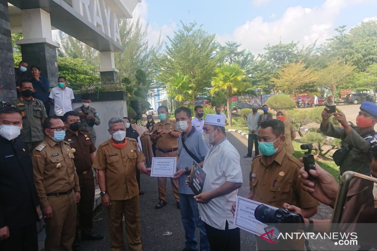 Bupati Muda serahkan sembako untuk masyarakat dan panti asuhan