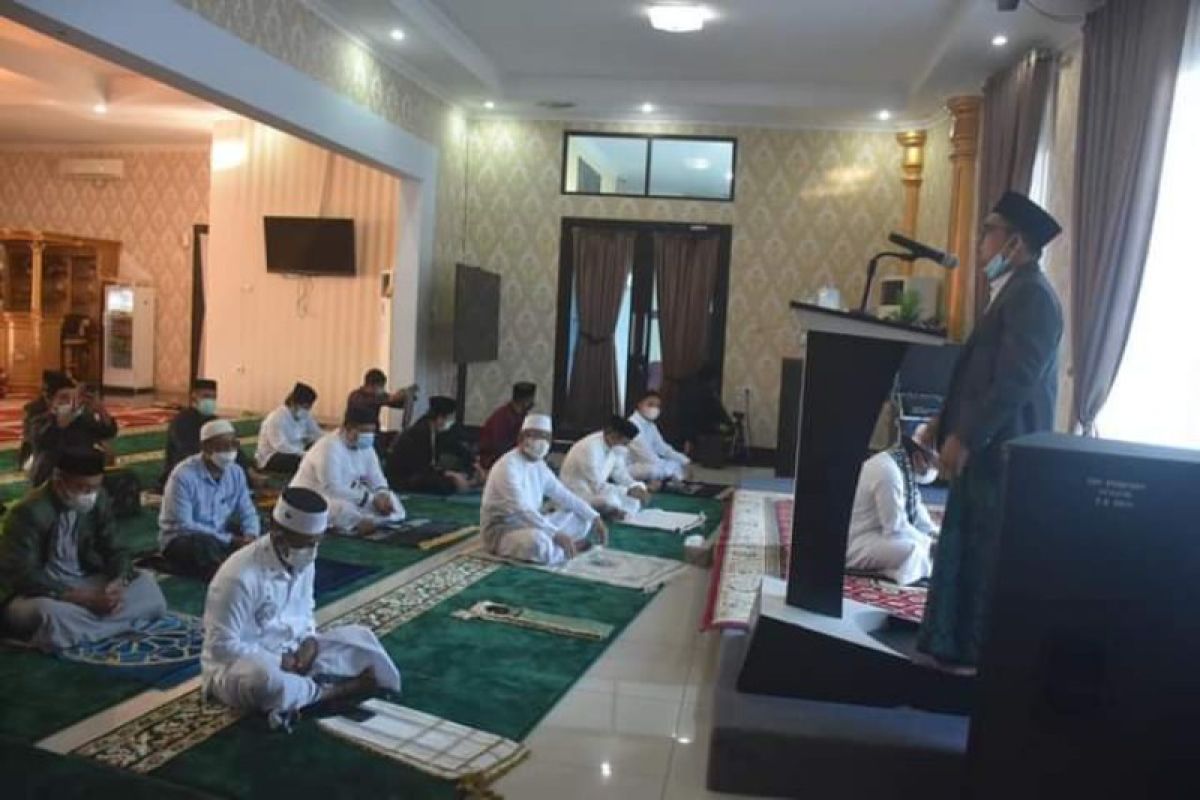 Pejabat di Sulbar shalat Id di rumah