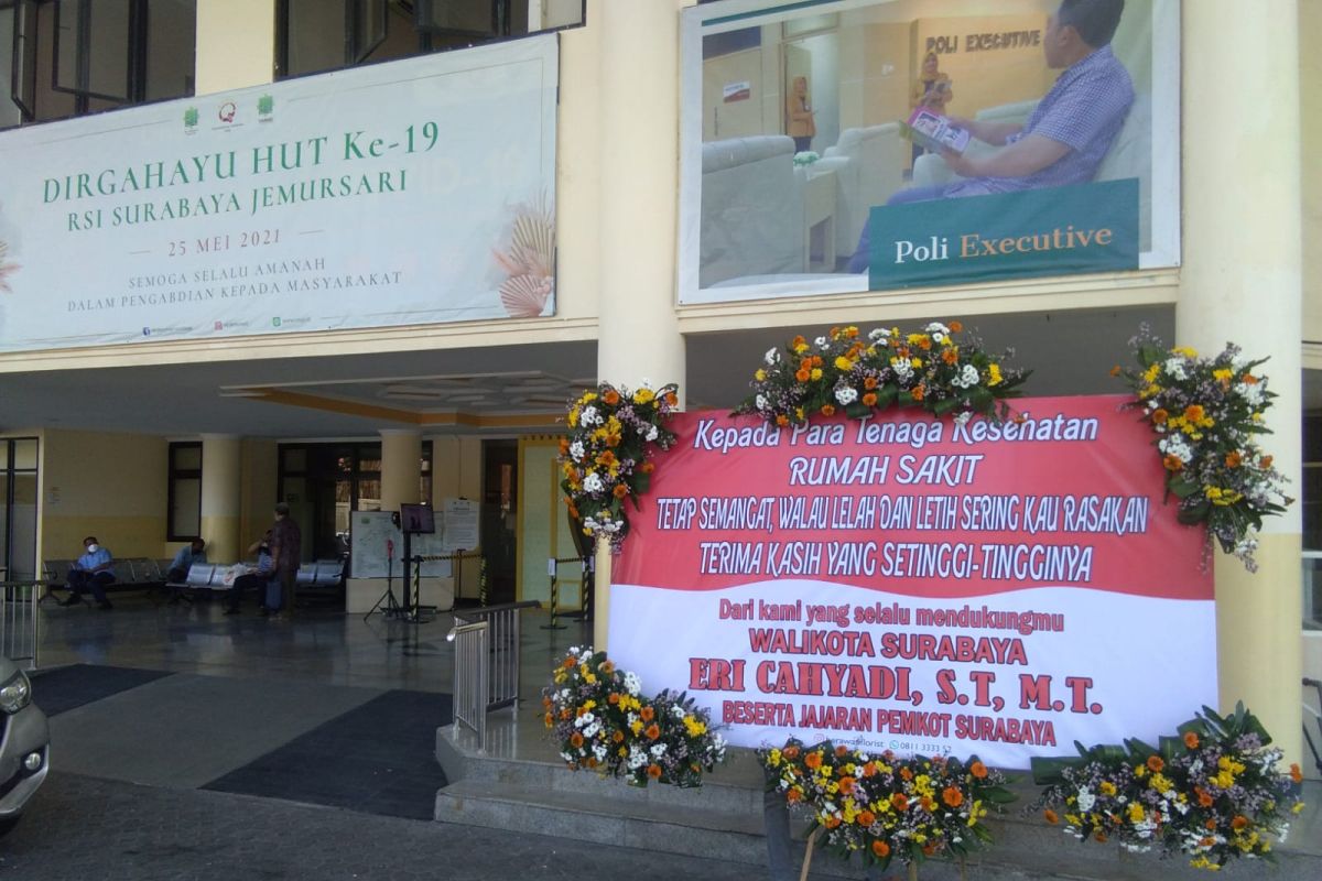 Karangan bunga buat nakes hiasi rumah sakit dan puskesmas di Kota Surabaya