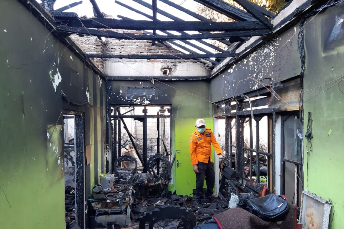 Satu unit rumah warga di Situbondo ludes terbakar