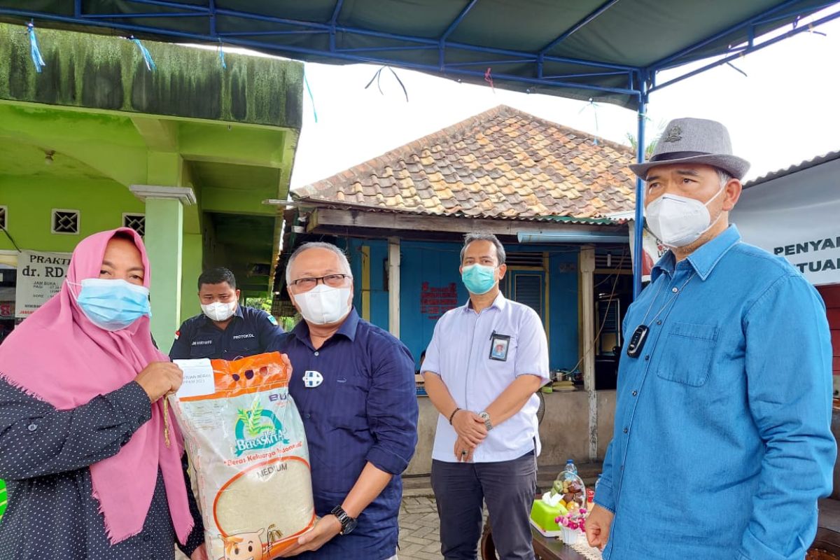 Bulog Jambi dan Wali Kota distribusikan beras bantuan PPKM