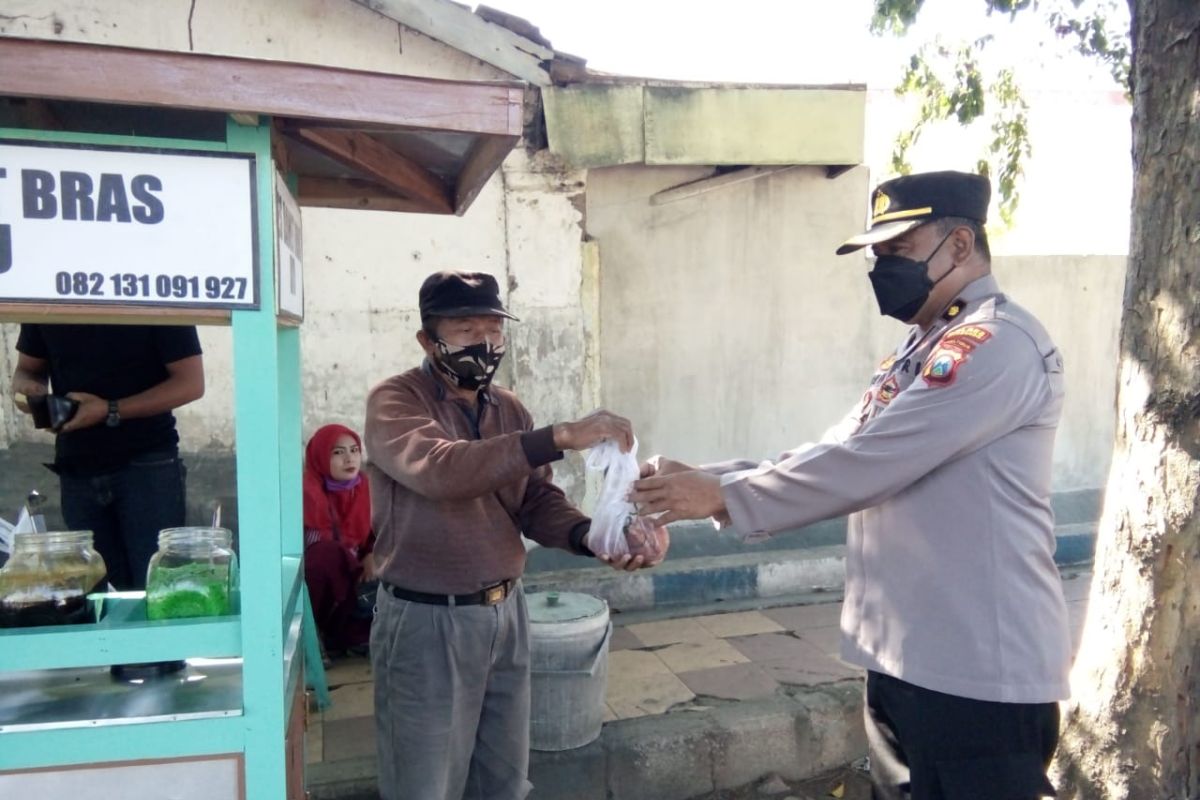 Polres Situbondo dan Bondowoso bagikan daging kurban dari rumah ke rumah