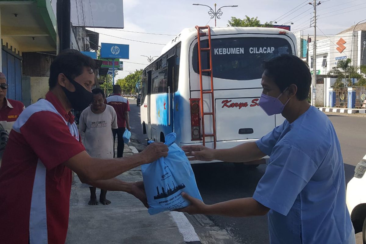 Perwira Pertamina Cilacap bagikan 1.442 paket sembako