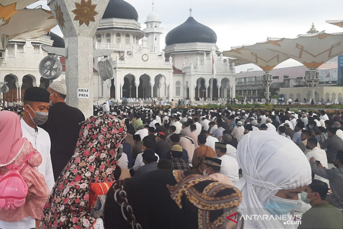 Ribuan jamaah padati Masjid Baiturrahman, tidak ada jaga jarak