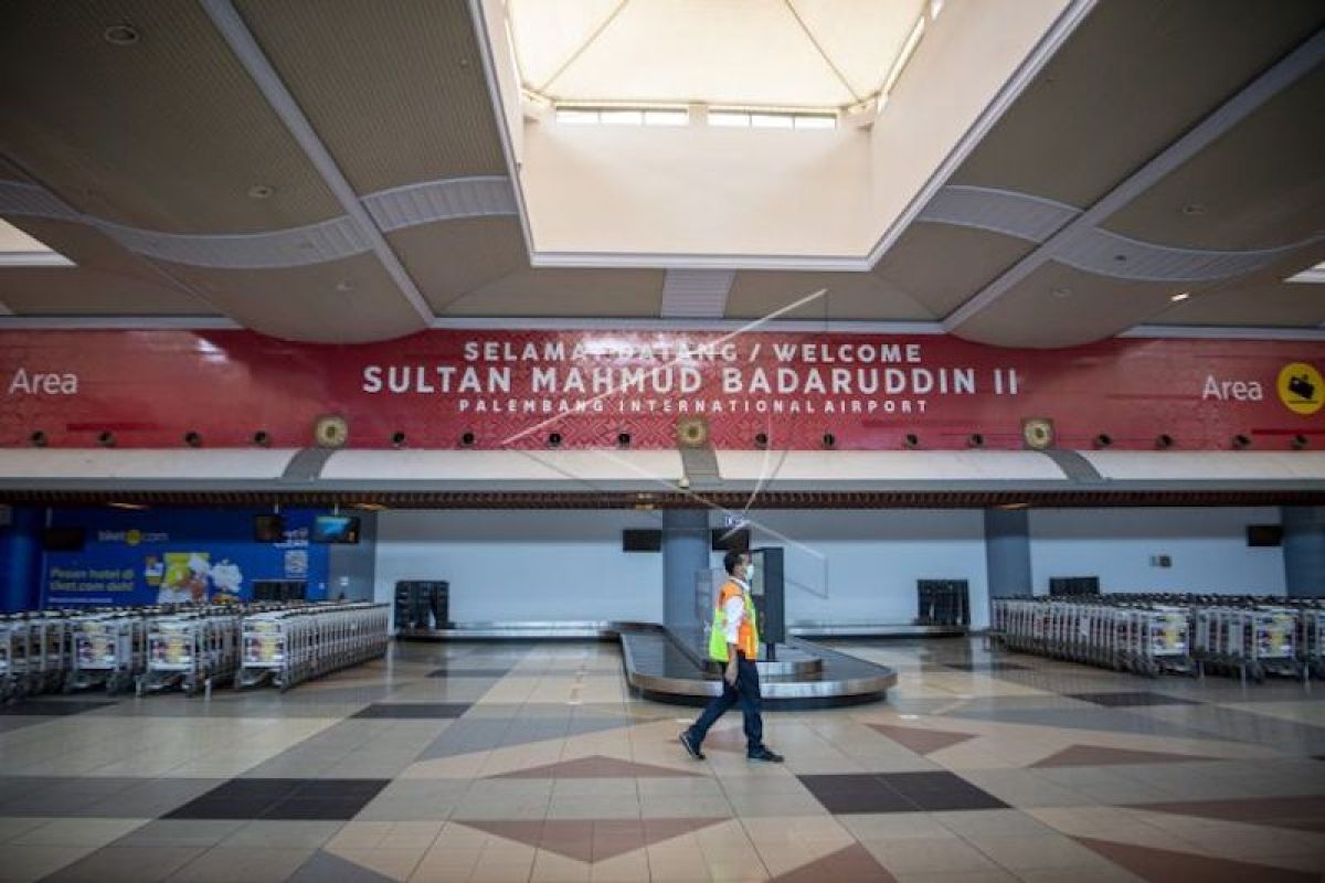 Angkasa Pura II Palembang salurkan tiga ekor sapi ke warga sekitar bandara