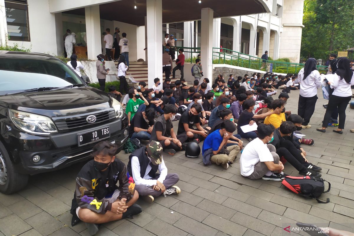 Polisi bubarkan aksi tolak PPKM di Bandung