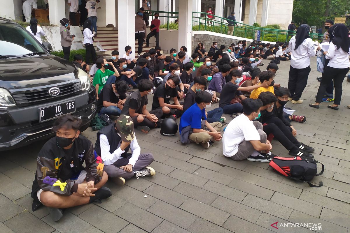 Polisi tangkap 5 peserta aksi tolak PPKM di Bandung bawa bom molotov