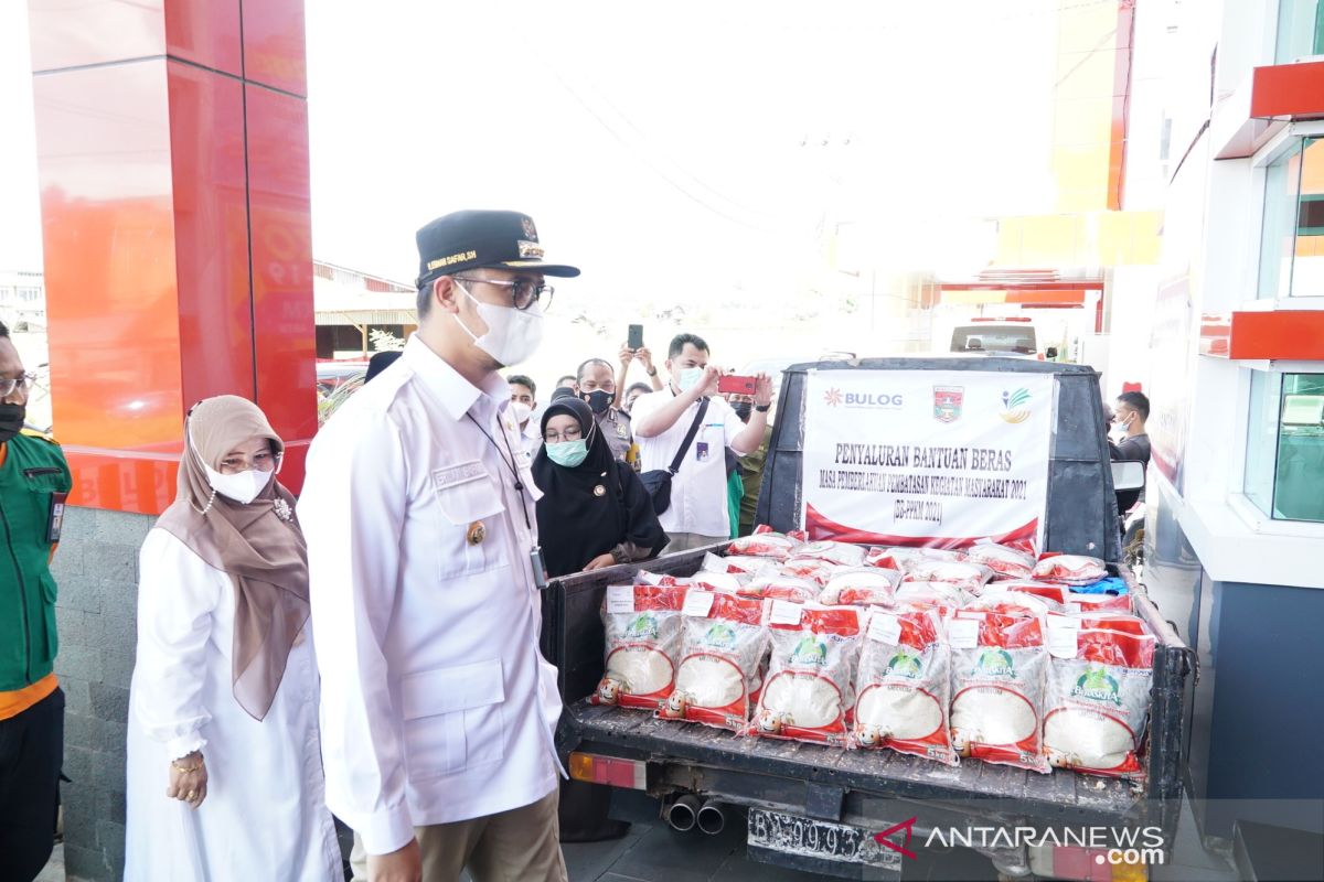 Pertama di Sumbar, Pemkot Bukittinggi salurkan Bansos PPKM dari Kemensos RI